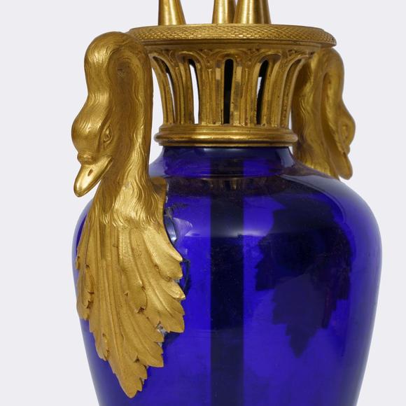 Auktionshaus StahlA Pair of French Vase Decorationswith swan-neck handles.