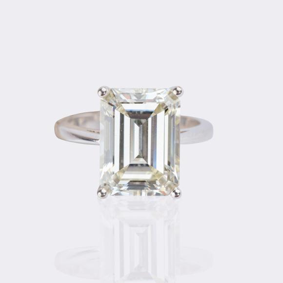 Auktionshaus StahlJuwelier Wilm. Highcarat Solitaire Ring with Emerald Cut Diamond.
