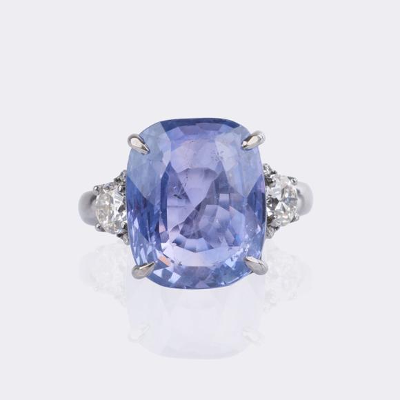 Auktionshaus StahlNatural color-changing Ceylon sapphire ring with diamond trim.