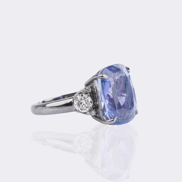 Auktionshaus StahlNatural color-changing Ceylon sapphire ring with diamond trim.