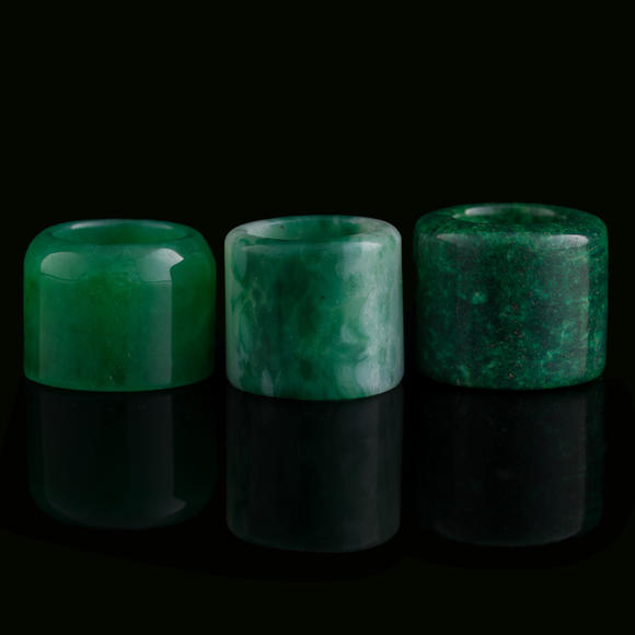 Oakridge Auction Gallery清代 料器、獨(dú)山玉、廣綠玉扳指三個(gè)  A Chinese glass and two jade archer's rings