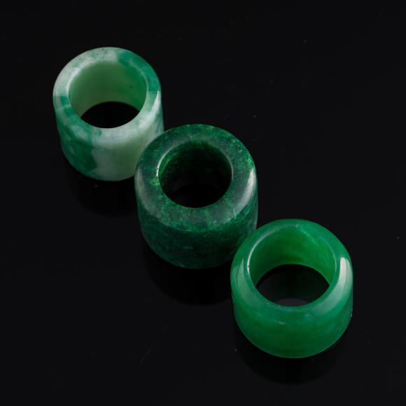 Oakridge Auction Gallery清代 料器、獨(dú)山玉、廣綠玉扳指三個(gè)  A Chinese glass and two jade archer's rings