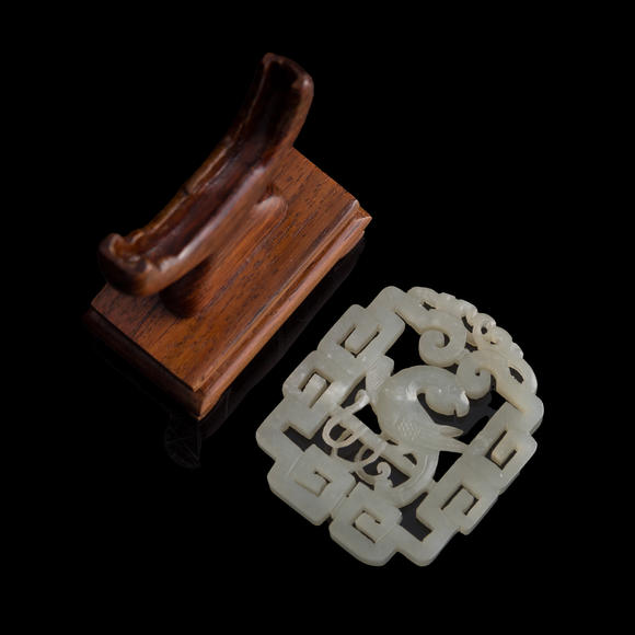 Oakridge Auction Gallery十八世紀 白玉鏤雕鸚鵡佩（附木座）  A Chinese reticulated white jade 'parrot' plaque