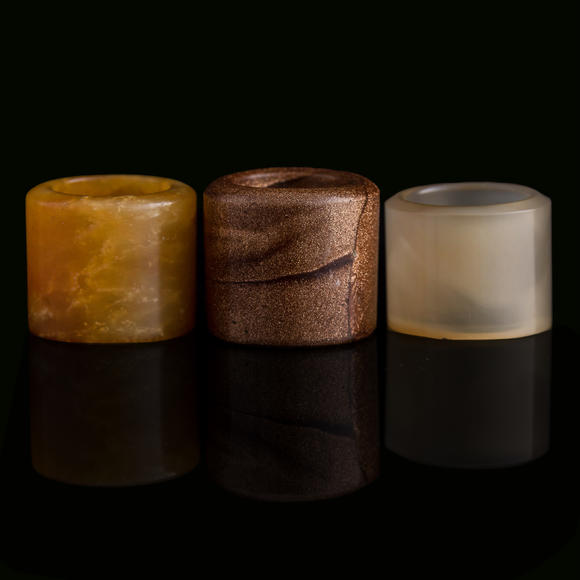 Oakridge Auction Gallery清代 瑪瑙及料器扳指三個(gè)  Two Chinese agate and a glass archer's ring