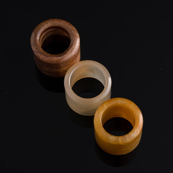 Oakridge Auction Gallery清代 瑪瑙及料器扳指三個(gè)  Two Chinese agate and a glass archer's ring