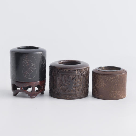 Oakridge Auction Gallery清代 各式扳指三個(gè)（附木座）  Three assorted Chinese archer's rings