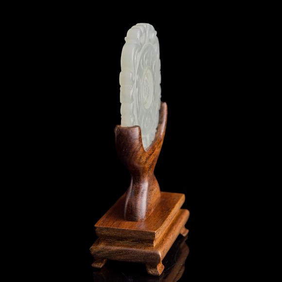 Oakridge Auction Gallery十八世紀 白玉轉心佩（附木座）  A Chinese carved white jade rotating-center pendant
