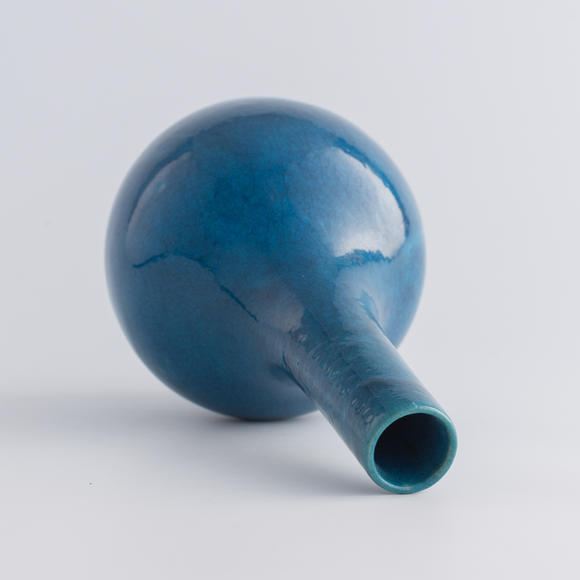 Oakridge Auction Gallery十九世紀(jì) 孔雀藍(lán)天球瓶  A Chinese peacock blue-glazed tianqiu vase