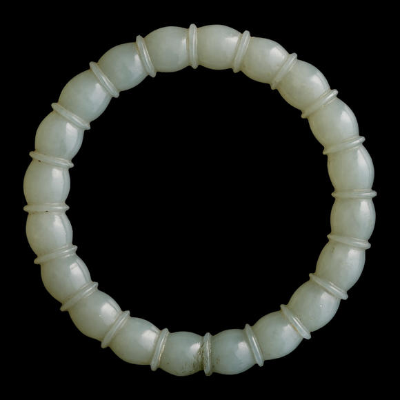 Oakridge Auction Gallery十八世紀(jì) 白玉藕段鐲  A Chinese white jade lotus-root-form bangle