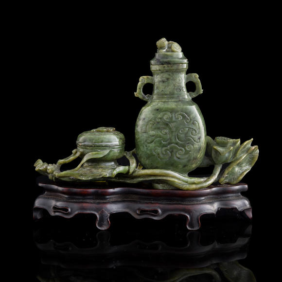 Oakridge Auction Gallery十九世紀(jì)早 碧玉雕瓶盒擺件（附原配硬木座）  A Chinese carved spinach jade scholar's set