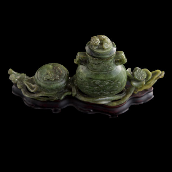 Oakridge Auction Gallery十九世紀(jì)早 碧玉雕瓶盒擺件（附原配硬木座）  A Chinese carved spinach jade scholar's set