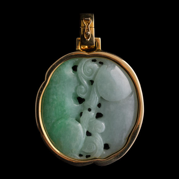 Oakridge Auction Gallery十九世紀(jì) 翡翠雙歡鑲金屬掛墜  A Chinese jadeite 'double badger' pendant with metal mounts