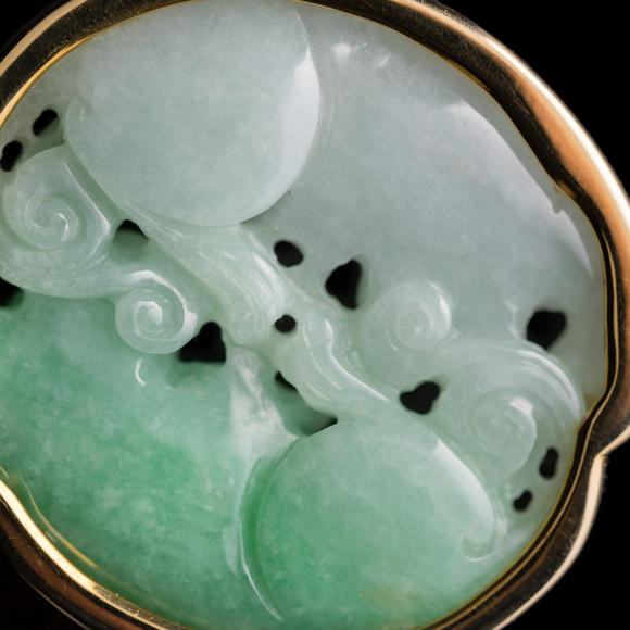 Oakridge Auction Gallery十九世紀(jì) 翡翠雙歡鑲金屬掛墜  A Chinese jadeite 'double badger' pendant with metal mounts