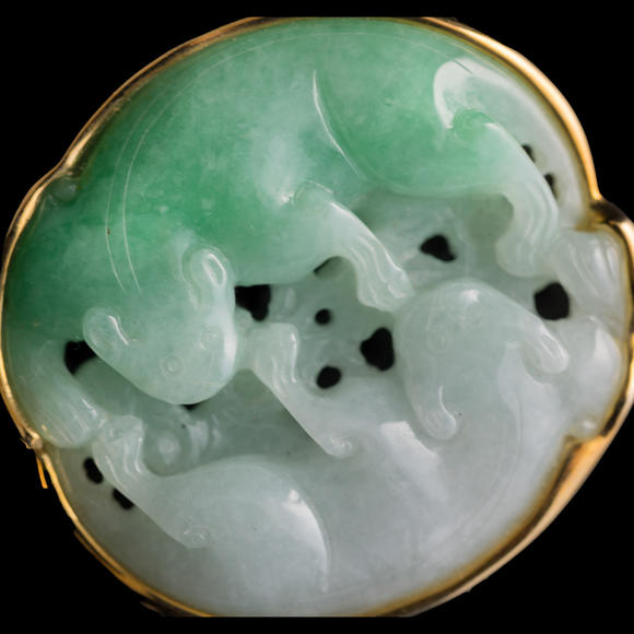 Oakridge Auction Gallery十九世紀(jì) 翡翠雙歡鑲金屬掛墜  A Chinese jadeite 'double badger' pendant with metal mounts