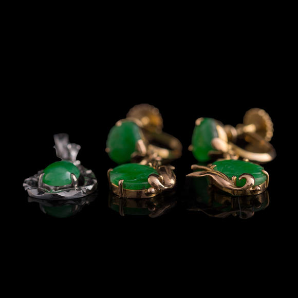 Oakridge Auction Gallery金屬鑲翡翠耳環(huán)一對(duì)及金屬鑲翡翠吊墜  A pair of Chinese jadeite-set metal earrings and a pendant