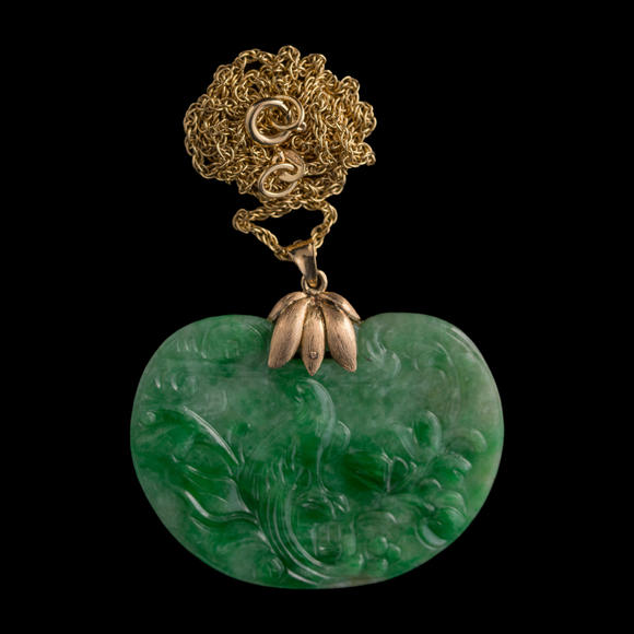 Oakridge Auction Gallery清代 翡翠如意頭形佩配金屬鏈  A Chinese necklace with ruyi-head-form jadeite pendant
