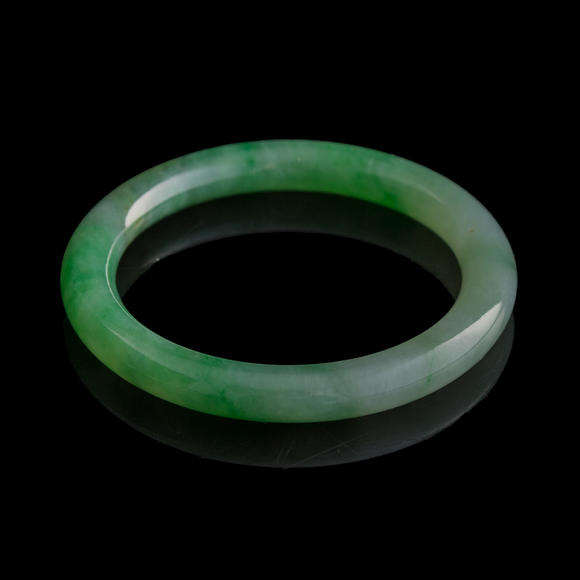 Oakridge Auction Gallery清代 翡翠手鐲  A Chinese jadeite bangle