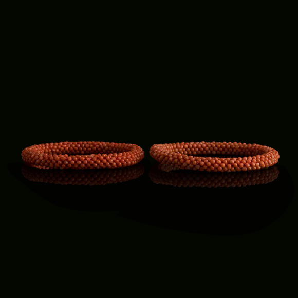 Oakridge Auction Gallery十九世紀(jì) 珊瑚珠手鐲一對及玉耳墜一對  A pair of Chinese coral bead bracelets and a pair of jade earrings
