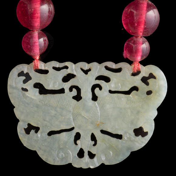 Oakridge Auction Gallery清代或更晚 料珠串玉項(xiàng)鍊及玉佩兩件  A Chinese glass and jade necklace and two jade plaques