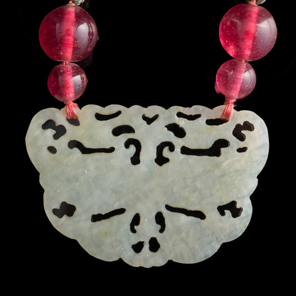 Oakridge Auction Gallery清代或更晚 料珠串玉項(xiàng)鍊及玉佩兩件  A Chinese glass and jade necklace and two jade plaques