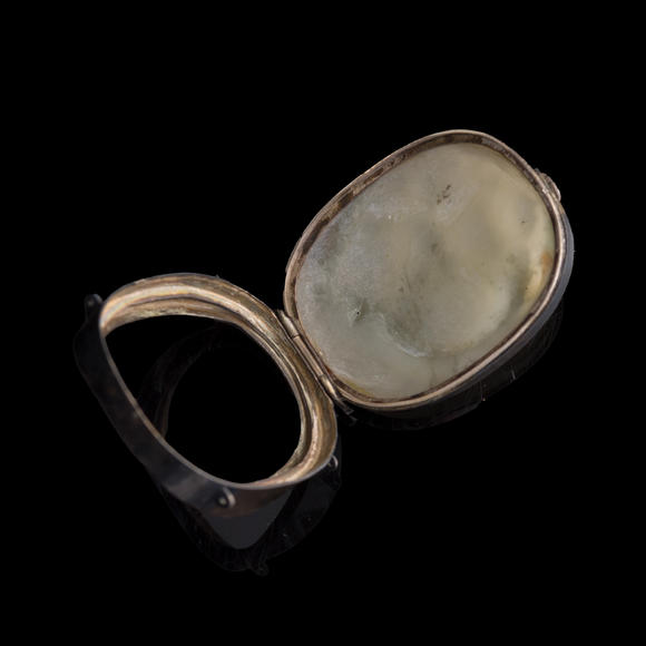 Oakridge Auction Gallery十八世紀(jì) 白玉雕壽桃瓦頭 （附銀托）  A Chinese carved white jade ‘longevity peach’ plaque