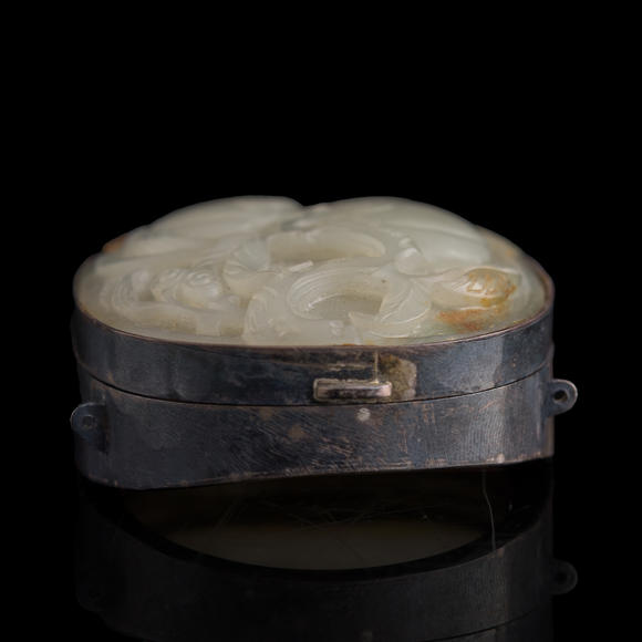 Oakridge Auction Gallery十八世紀(jì) 白玉雕壽桃瓦頭 （附銀托）  A Chinese carved white jade ‘longevity peach’ plaque