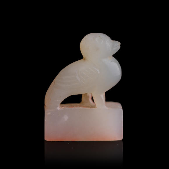 Oakridge Auction Gallery清代 白玉鵲鈕印章（附錦盒）  A Chinese white jade magpie-form seal