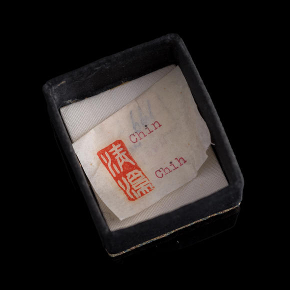 Oakridge Auction Gallery清代 白玉鵲鈕印章（附錦盒）  A Chinese white jade magpie-form seal