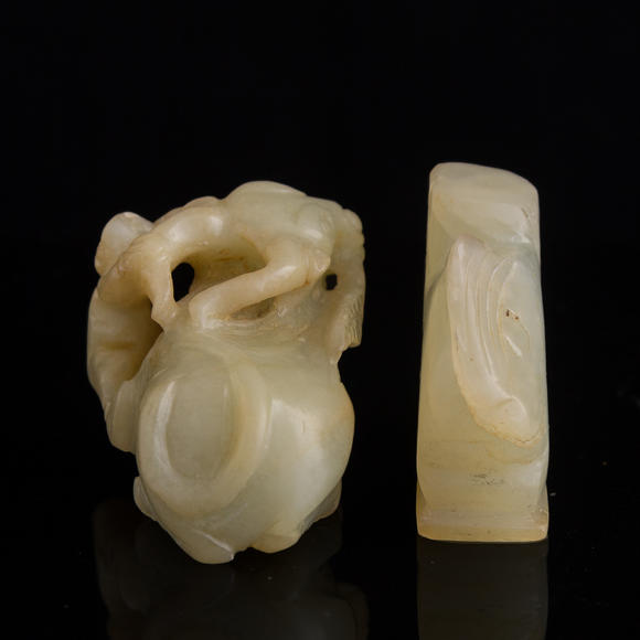 Oakridge Auction Gallery清代 玉牛掛墜及玉印  A Chinese jade carving and a jade seal