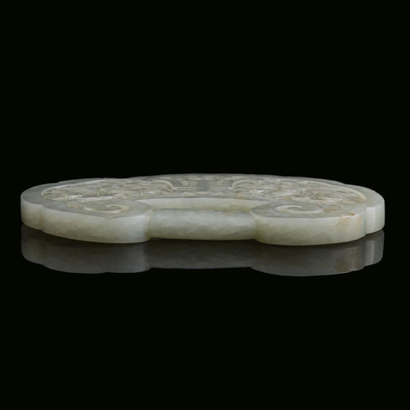 Oakridge Auction Gallery明代 玉透雕福壽紋鎖佩  A Chinese reticulated jade 'fu shou' lock-form plaque