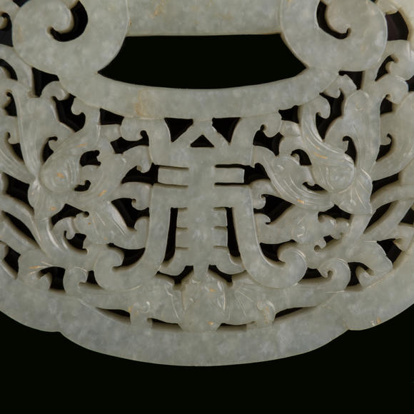 Oakridge Auction Gallery明代 玉透雕福壽紋鎖佩  A Chinese reticulated jade 'fu shou' lock-form plaque