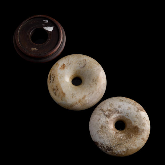 Oakridge Auction Gallery十八世紀(jì) 火燒玉雕花卉詩文手串盒（附原配硬木座）  A Chinese heat-altered jade bracelet box