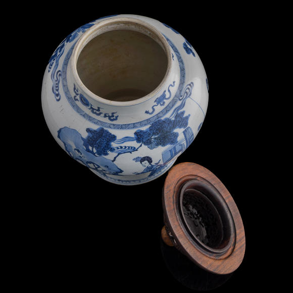 Oakridge Auction Gallery清康熙 青花三娘教子圖將軍罐（附硬木蓋）  A Chinese blue and white 'Sanniang Teaching Her Son' narrative jar