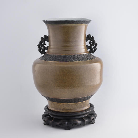 Oakridge Auction Gallery十九世紀(jì)早 茶葉沫雙耳尊（附硬木座）  A Chinese tea-dust-glazed double-handled zun vase