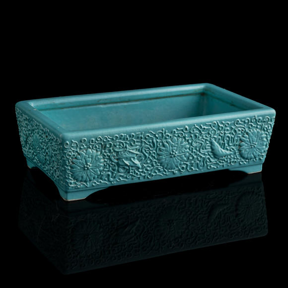 Oakridge Auction Gallery十九世紀(jì) 綠松石釉刻纏枝蓮水仙盆  A Chinese turquoise-glazed 'lotus scrolls' narcissus bowl