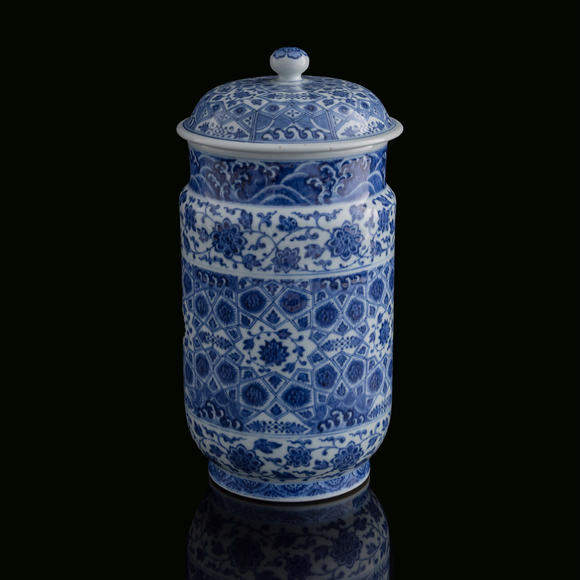 Oakridge Auction Gallery清乾隆 青花纏枝花卉冰淩錦紋壯罐  A Chinese blue and white 'scrolling flower' and 'ice-crack pattern' cylindrical jar