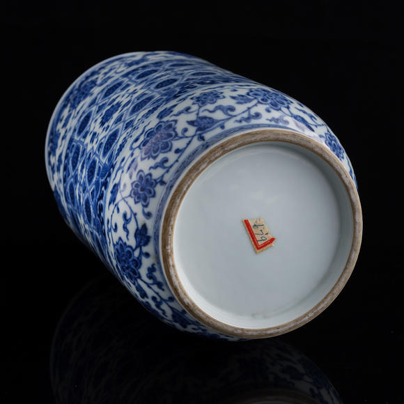 Oakridge Auction Gallery清乾隆 青花纏枝花卉冰淩錦紋壯罐  A Chinese blue and white 'scrolling flower' and 'ice-crack pattern' cylindrical jar