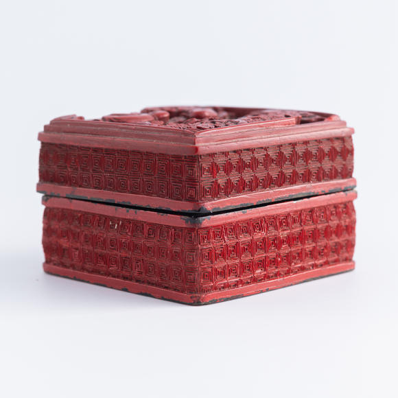 Oakridge Auction Gallery十九世紀(jì)早 剔紅人物四方香盒  A Chinese square cinnabar incense box