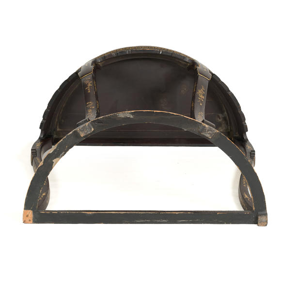 Oakridge Auction Gallery十八世紀(jì) 黑漆描金彩繪半圓桌  A Chinese gilt-lacquered half-moon table