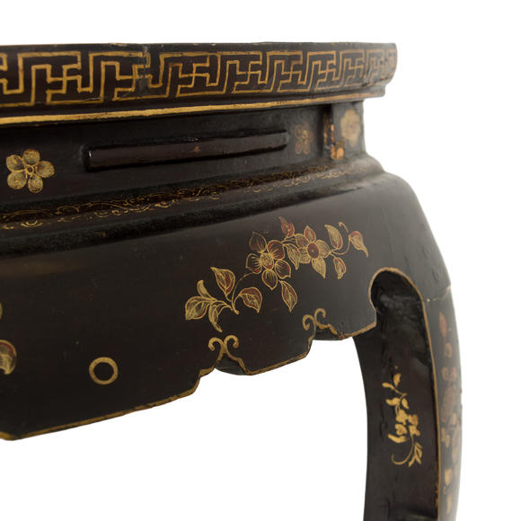 Oakridge Auction Gallery十八世紀(jì) 黑漆描金彩繪半圓桌  A Chinese gilt-lacquered half-moon table