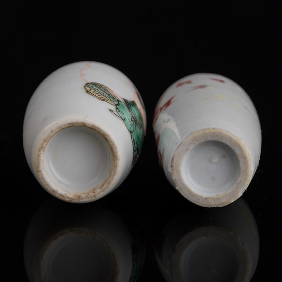 Oakridge Auction Gallery十九世紀(jì) 五彩和合二仙鼻煙壺及釉裡紅鍾馗鼻煙壺  A Chinese wucai snuff bottle and an underglaze red snuff bottle