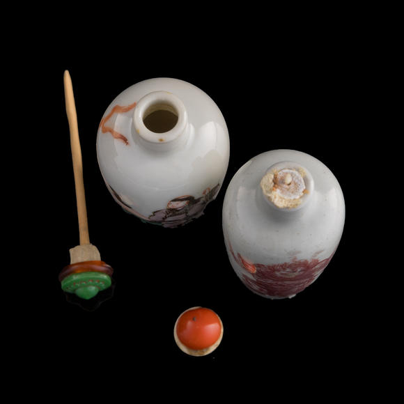 Oakridge Auction Gallery十九世紀(jì) 五彩和合二仙鼻煙壺及釉裡紅鍾馗鼻煙壺  A Chinese wucai snuff bottle and an underglaze red snuff bottle