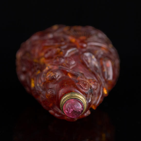 Oakridge Auction Gallery十九世紀 琥珀鼻煙壺（附座）  A Chinese amber 'figural' and 'landscape' snuff bottle