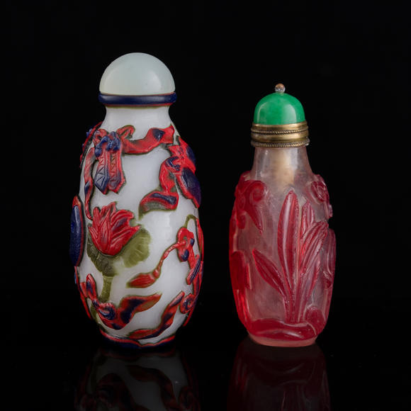Oakridge Auction Gallery十九世紀(jì)或更晚 料器鼻煙壺兩隻  Two Chinese overlay glass snuff bottles