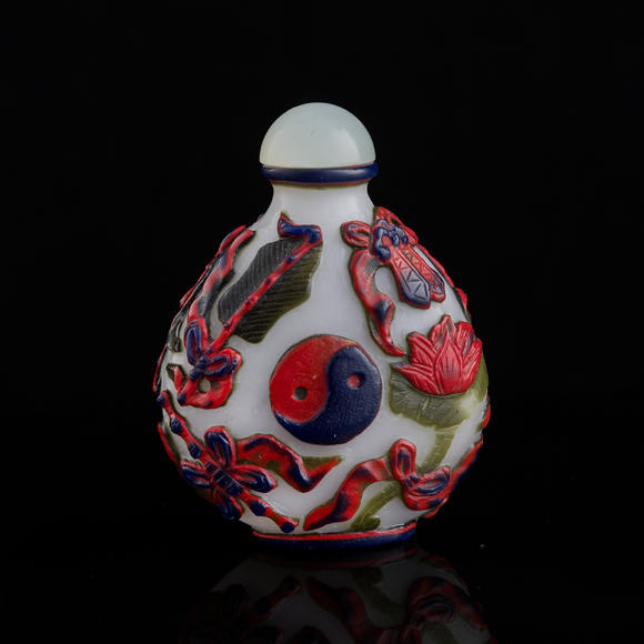 Oakridge Auction Gallery十九世紀(jì)或更晚 料器鼻煙壺兩隻  Two Chinese overlay glass snuff bottles