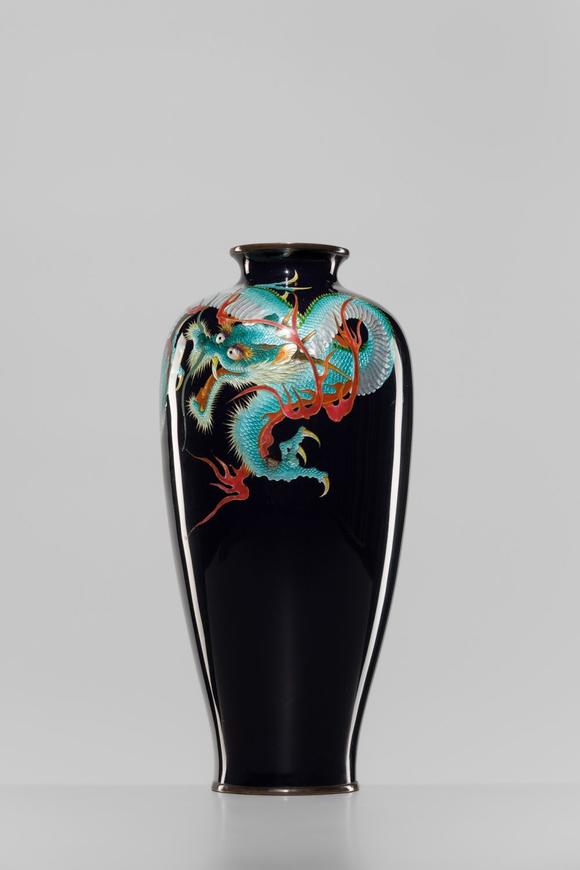 Galerie ZackeA LARGE AND IMPRESSIVE CLOISONNé ENAMEL GINBARI ‘DRAGON’ VASE, ATTRIBUTED TO THE WORKSHOP OF KUMENO TEITARO