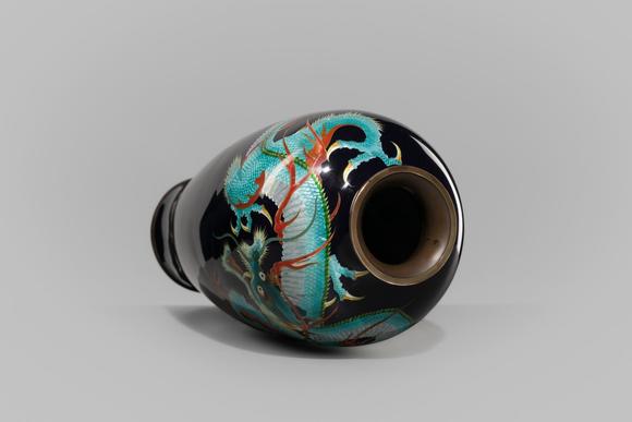 Galerie ZackeA LARGE AND IMPRESSIVE CLOISONNé ENAMEL GINBARI ‘DRAGON’ VASE, ATTRIBUTED TO THE WORKSHOP OF KUMENO TEITARO