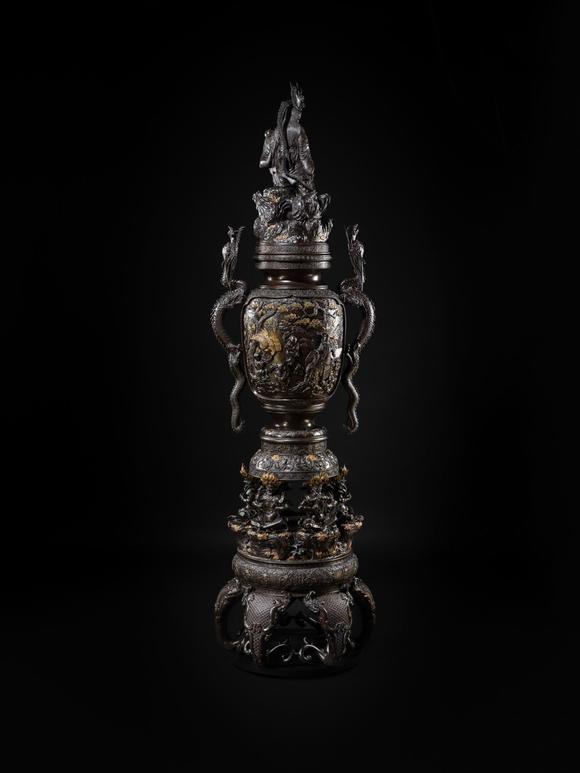 Galerie ZackeHAYASHI HARUSADA: A MONUMENTAL (234 CM) PARCEL-GILT BRONZE ‘RYUJIN AND DRAGONS’ EXHIBITION KORO (INCENSE BURNER)