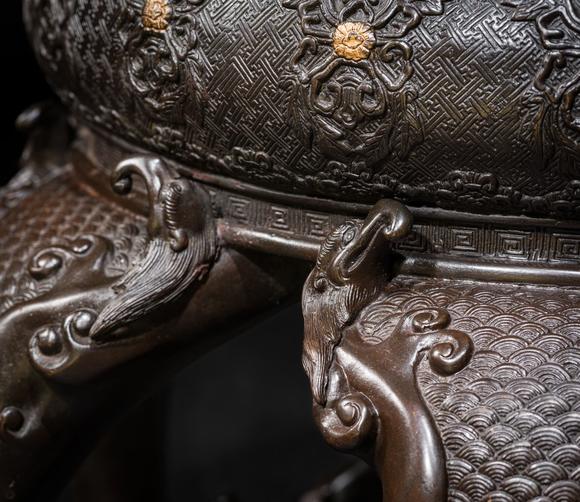 Galerie ZackeHAYASHI HARUSADA: A MONUMENTAL (234 CM) PARCEL-GILT BRONZE ‘RYUJIN AND DRAGONS’ EXHIBITION KORO (INCENSE BURNER)