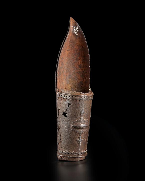 RoseberysA steel arm guard (dastana),
Tanjore, South India, 16th/17th century,?

Of typical form, the deflector consisting of hanging and rising palmette i